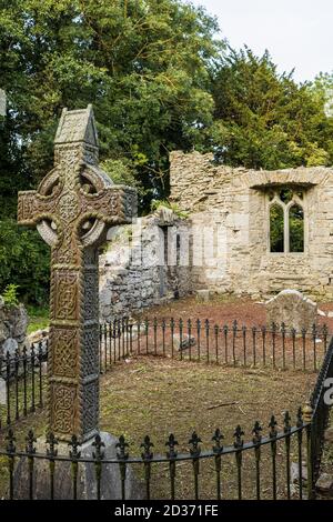 Croce celtica nella chiesa medievale e cimitero stabilito dai Cavalieri Ospitalieri di St John, Johnstown, County Kildare, Irlanda Foto Stock