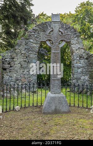 Croce celtica nella chiesa medievale e cimitero stabilito dai Cavalieri Ospitalieri di St John, Johnstown, County Kildare, Irlanda Foto Stock