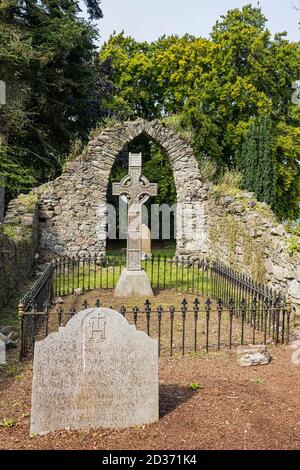 Croce celtica nella chiesa medievale e cimitero stabilito dai Cavalieri Ospitalieri di St John, Johnstown, County Kildare, Irlanda Foto Stock