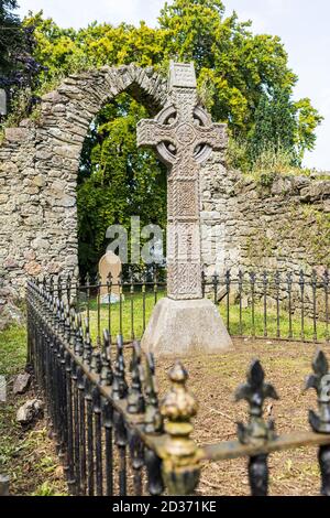 Croce celtica nella chiesa medievale e cimitero stabilito dai Cavalieri Ospitalieri di St John, Johnstown, County Kildare, Irlanda Foto Stock