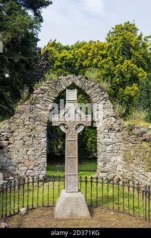 Croce celtica nella chiesa medievale e cimitero stabilito dai Cavalieri Ospitalieri di St John, Johnstown, County Kildare, Irlanda Foto Stock