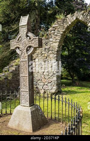 Croce celtica nella chiesa medievale e cimitero stabilito dai Cavalieri Ospitalieri di St John, Johnstown, County Kildare, Irlanda Foto Stock