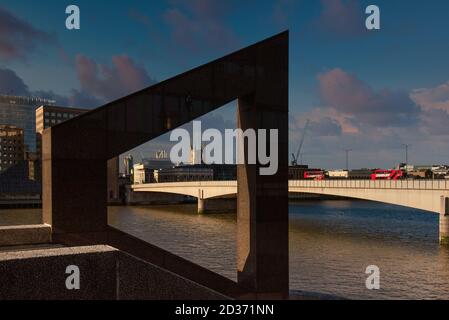 Vista sul London Bridge e sulla Cattedrale di Southwark da una terrazza pubblica, il Tamigi, Londra Foto Stock