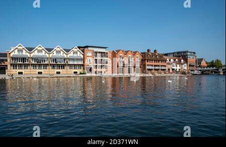Eton, Buckinghamshire, Inghilterra, Regno Unito. 2020. Il Tamigi e le proprietà moderne costeggiano il lungomare e si affacciano sul Tamigi, visto da Windsor Foto Stock