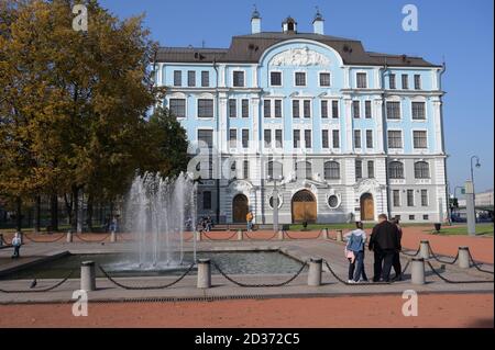 Persone che riposano durante il caldo vicino Nakhimov Naval School, San Pietroburgo, Russia, Foto Stock