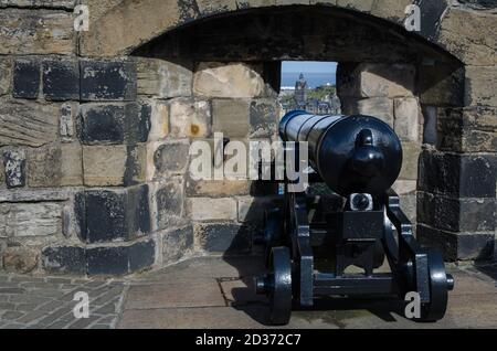 Cannone sulle mura del castello di edimburgo, Scozia Foto Stock