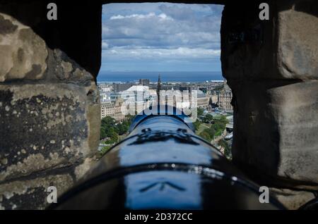 Cannone sulle mura del castello di edimburgo, Scozia Foto Stock