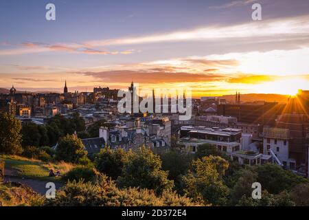 Vista sulla città di Edimburgo da Calton Hill al tramonto, Scozia Foto Stock