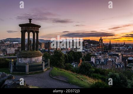 Vista sulla città di Edimburgo da Calton Hill al tramonto, Scozia Foto Stock