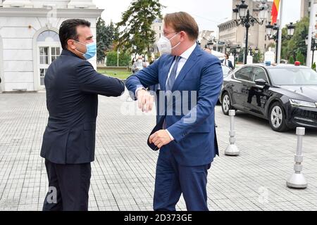 Skopje, Macedonia del Nord. 7 Ott 2020. Il Commissario europeo per il vicinato e l'allargamento Oliver Varhelyi (R) tocca i gomiti con il primo ministro del Nord macedone Zoran Zaev durante la cerimonia di benvenuto a Skopje, capitale della Macedonia del Nord, il 7 ottobre 2020. Credit: Tomislav Georgiev/Xinhua/Alamy Live News Foto Stock