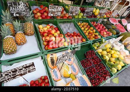 Frutta in vendita sul mercato di strada a Praga, Repubblica Ceca Foto Stock