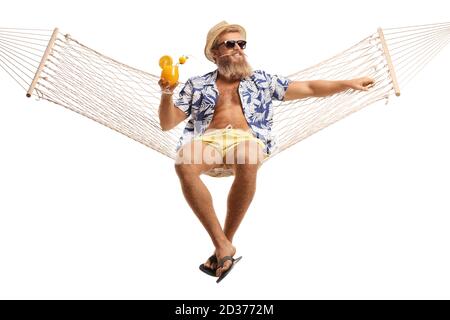 Ragazzo sopportato giovane seduto su una rete di amaca con un cocktail isolato su sfondo bianco Foto Stock