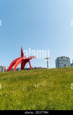 Alexander Calder's Eagle Sculpture Park, Belltown, Seattle, Washington. L'ago spaziale è visibile nell'immagine. Foto Stock