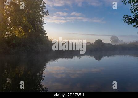 Alençon, Francia - 10 03 2020: La riva del fiume in una mattina di nebbia e sole Foto Stock