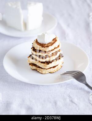 Frittelle di formaggio di cottage dal tradizionale formaggio Anari cipriota con panna acida. Foto Stock