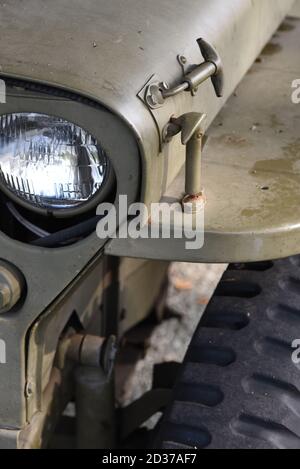 Dettaglio che mostra i dispositivi di chiusura del cofano e il faro su un militare 1943 Jeep Willys Foto Stock