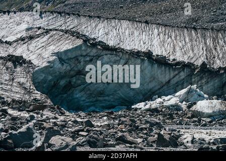 Struttura naturale di grande parete glaciale con crepacci da vicino. Sfondo natura atmosferica con massi di ghiaccio vicino a parete ghiacciata rotta con crepe. Piselli grandi Foto Stock