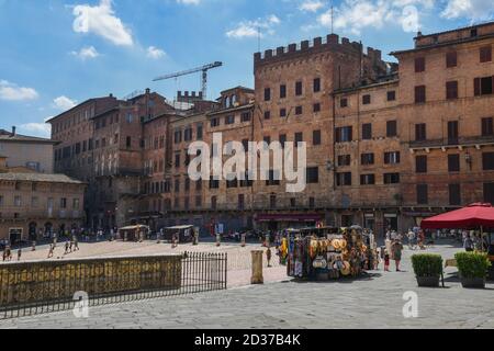 Vista su Piazza del campo, piazza dove si svolge il famoso Palio, nel centro storico di Siena, patrimonio dell'umanità dell'UNESCO, Toscana, Italia Foto Stock