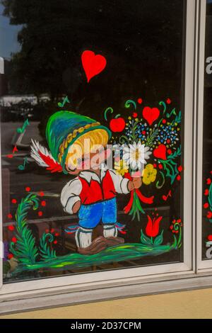 Colorate finestre dipinte presso il centro cittadino senior nella storica Poulsbo nello stato di Washington, Stati Uniti. Foto Stock