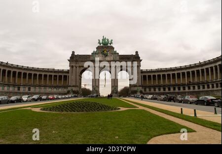 BRUXELLES, BELGIO - 3 GENNAIO 2019: Arco trionfale nel Parco del cinquantesimo anniversario a Bruxelles il 3 gennaio 2019. Foto Stock