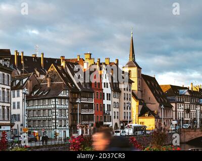 Editoriale 06 ottobre 2020: Strasburgo, Francia. Dawn per le strade di Strasburgo. Fotografia di strada. Foto Stock