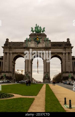 BRUXELLES, BELGIO - 3 GENNAIO 2019: Arco trionfale nel Parco del cinquantesimo anniversario a Bruxelles il 3 gennaio 2019. Foto Stock