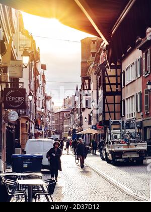 Editoriale 06 ottobre 2020: Strasburgo, Francia. Dawn per le strade di Strasburgo. Fotografia di strada. Foto Stock