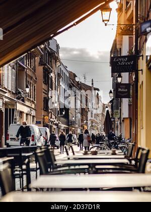 Editoriale 06 ottobre 2020: Strasburgo, Francia. Dawn per le strade di Strasburgo. Fotografia di strada. Foto Stock