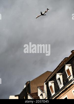 Editoriale: 06 ottobre 2020: Strasburgo, Francia. L'aereo vola a terra sopra le case di Strasburgo Foto Stock