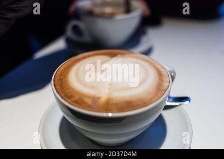 Cappuccino in un bar italiano Foto Stock