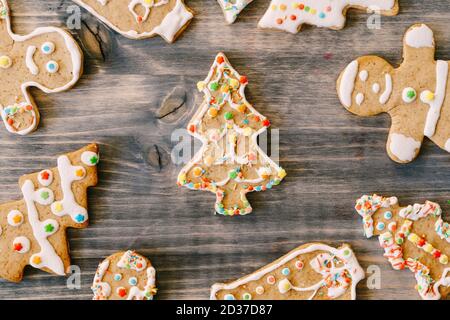 Natale, Capodanno, fai da te, preparazione per le feste e creatività. Preparatevi alla celebrazione. Decorazioni natalizie - pan di zenzero fatto in casa Foto Stock