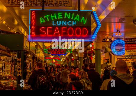 Colorate insegne al neon all'interno del Pike Place Market a Seattle, Washington state, USA. Foto Stock