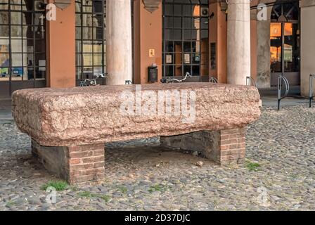 La pietra Ringadora di Modena, Emilia-Romagna, Italia. La tribuna di pietra di fronte all'edificio, serviva come un leggio da cui si tenevano discorsi Foto Stock