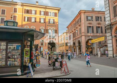 Paesaggio urbano in Via Emilia a Modena, Emilia-Romagna, Italia Foto Stock