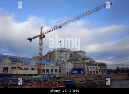 18 gennaio 2020 Mosca, Russia. Costruzione di un centro d'arte contemporanea basato sulla vecchia centrale elettrica GES-2 sull'argine di Botolnaya nel centro di Foto Stock