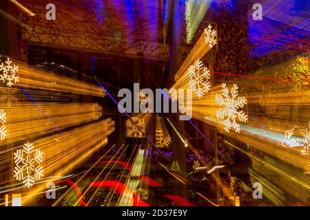 Vicolo di Snowflake zoomato a Bellevue Square decorato con decorazioni e luci per le vacanze a Bellevue, Washington, USA. Foto Stock