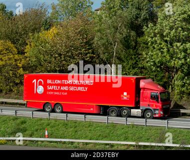 Un autocarro articolato Royal Mail che unisce l'autostrada M40 allo svincolo 15, Warwickshire, Regno Unito Foto Stock