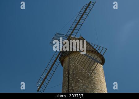 Il vecchio mulino a vento nel vigneto a Villeneuve-de-Duras, Lot-et-Garonne, Francia Foto Stock