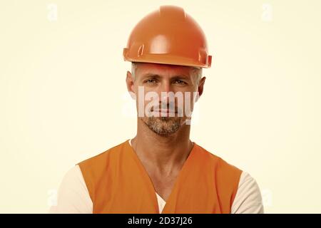 uomo in casco. indossare casco da costruzione sul cantiere. Costruttori vestiti con giubbotto protettivo e casco. Operaio edile isolato su bianco. Tecnico specializzato in casco di sicurezza. Lavoro sociale. Foto Stock