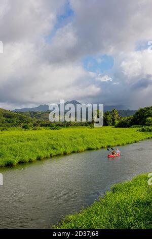 Persone kayak sul fiume Hanalei nel rifugio naturale nazionale Hanalei sull'isola di Kauai, Hawaii, USA. Foto Stock