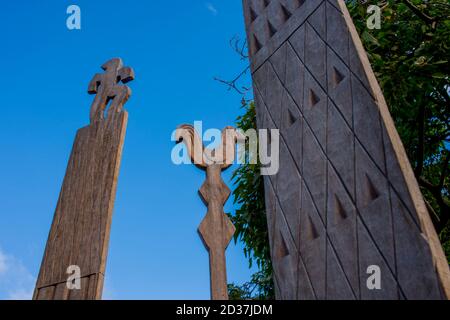 Scena di strada con sculture Tiki di fronte al negozio di arte tribale a Hanalei sull'isola di Kauai, Hawaii, USA. Foto Stock