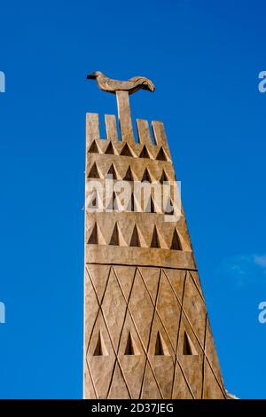 Scena di strada con sculture Tiki di fronte al negozio di arte tribale a Hanalei sull'isola di Kauai, Hawaii, USA. Foto Stock