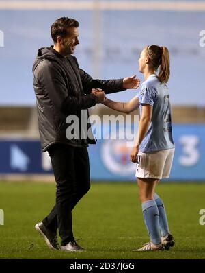 Il capo allenatore di Manchester City Gareth Taylor stringe le mani con Kiera Walsh (a destra) dopo la partita della fa Continental League Cup all'Academy Stadium di Manchester. Foto Stock