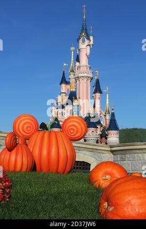 Forme di zucca a Disneyland Paris con Castello di Sleeping Beauty alle spalle Foto Stock