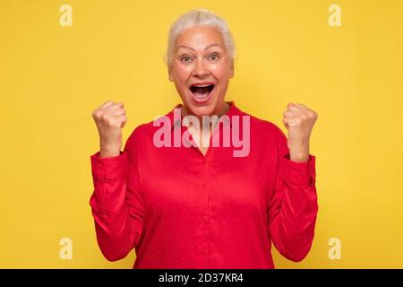 Ritratto di una donna italiana matura che fa un gesto vincitore Foto Stock