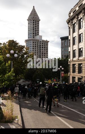 Seattle, Stati Uniti. 26 Settembre 2020. In tarda giornata i manifestanti si muovono attraverso la città durante una solidarietà con i manifestanti in tutto il mondo marcia. Foto Stock