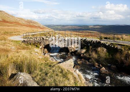 Walna Scar Road che attraversa Torver Beck su Torver Bridge, Lake District, UK Foto Stock