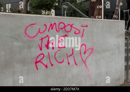 Seattle, Stati Uniti. 26 Settembre 2020. In tarda giornata i graffiti lasciati dai manifestanti durante una marcia di solidarietà con i manifestanti in tutto il mondo. Foto Stock