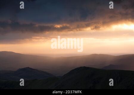 La vista su White Maiden e Brown Pike da Coniston Old Man al tramonto, nel quartiere del lago di Englsh Foto Stock