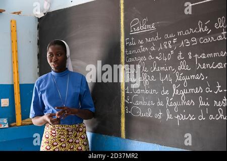 NIGER, Maradi, chiesa cattolica, progetti sociali, scuola Zaria SJC, la sorella dell'Ordine africano insegna la lingua francese / soziale Projekte der katholischen Kirche, Zaria SJC Schule Foto Stock